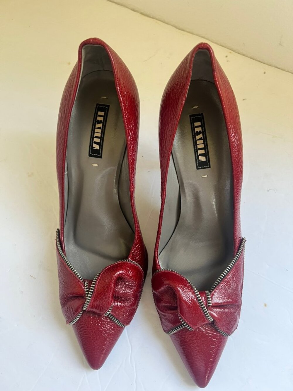VINTAGE LE SILLA POINTY ZIPPER DETAIL RED PATENT LEATHER PUMPS SZ 38 / 8 US
